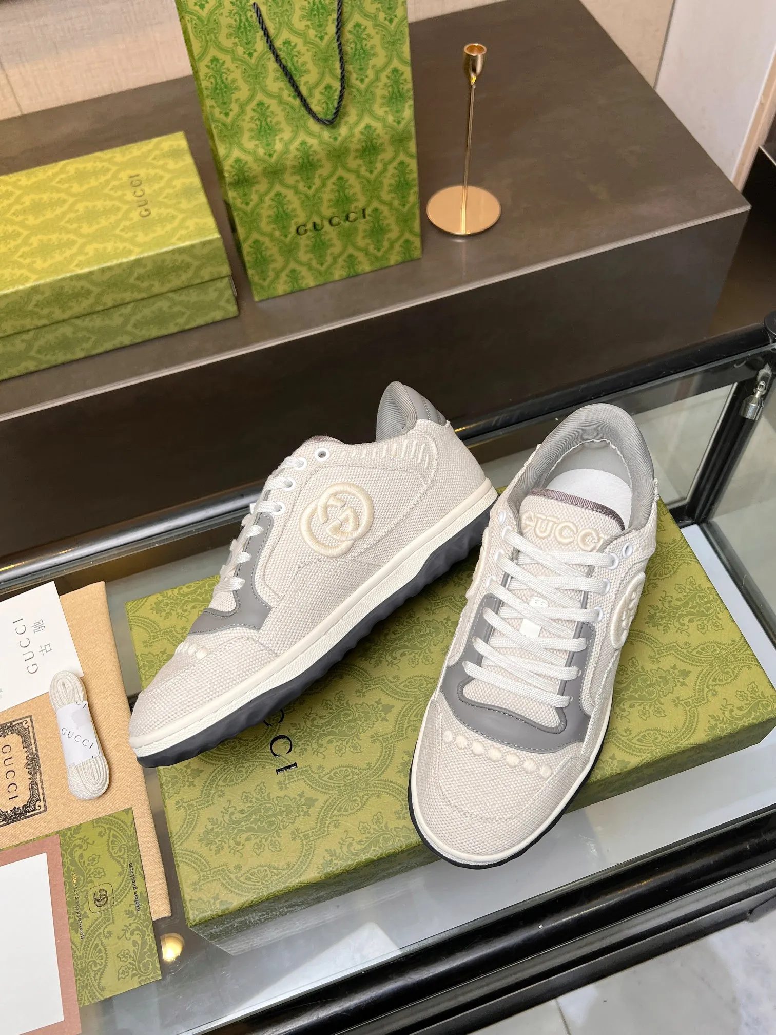 👟👟Ex-factory price 520👟👟 Top version, full styling effect, instant sales of the common practice of soft treading in the market, 💣💣💣Gucci2023 early spring Gucci G home latest hot style MAC80 sports shoes couple style casual retro distressed dirty shoes small dirty shoes small white shoes🌸🌸🌸 original purchase and development Production Gucci MAC80 new hot-selling series. The exquisite and compact interlocking double G logo romantically interprets the aesthetic concept of this series. Made of off-white leather, ▪️Material: original customized imported first-layer cowhide ▪️Inner lining: original customized imported breathable mesh ▪️Outsole: original molded two-color TPU outsole ▪️Sole thickness: 3CM ▪️Size: women's 35-40 / men's 39-45